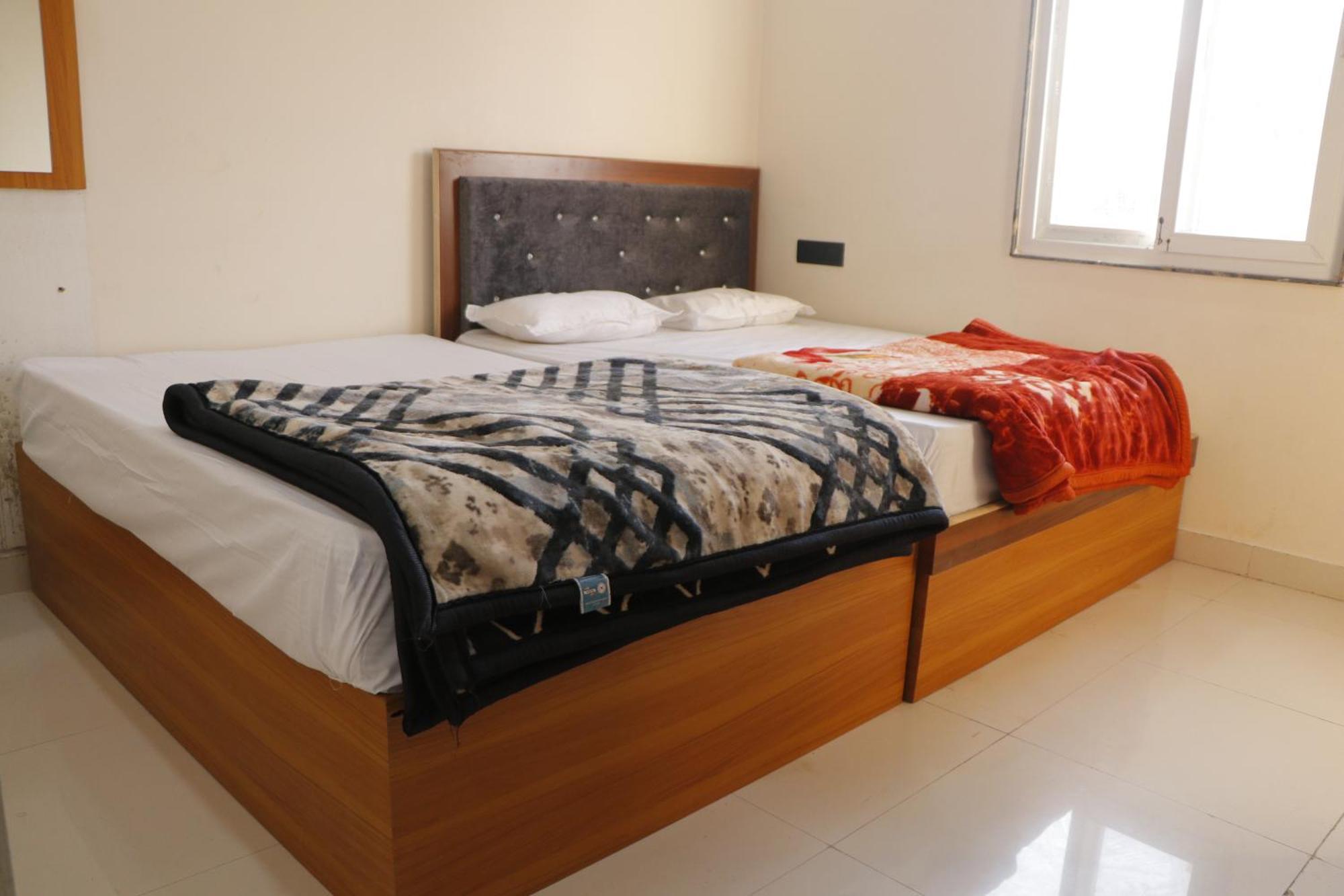 Dolphin Guest House Mathura Esterno foto